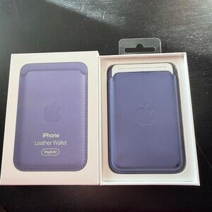 Apple iPhone Leather Wallet with MagSafe - Violet